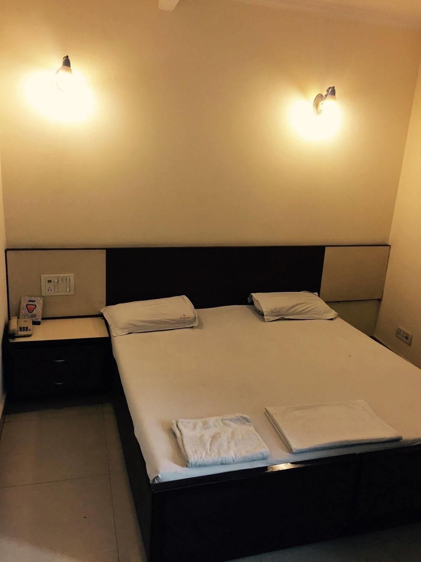 Vivek Hotel New Delhi Exterior photo