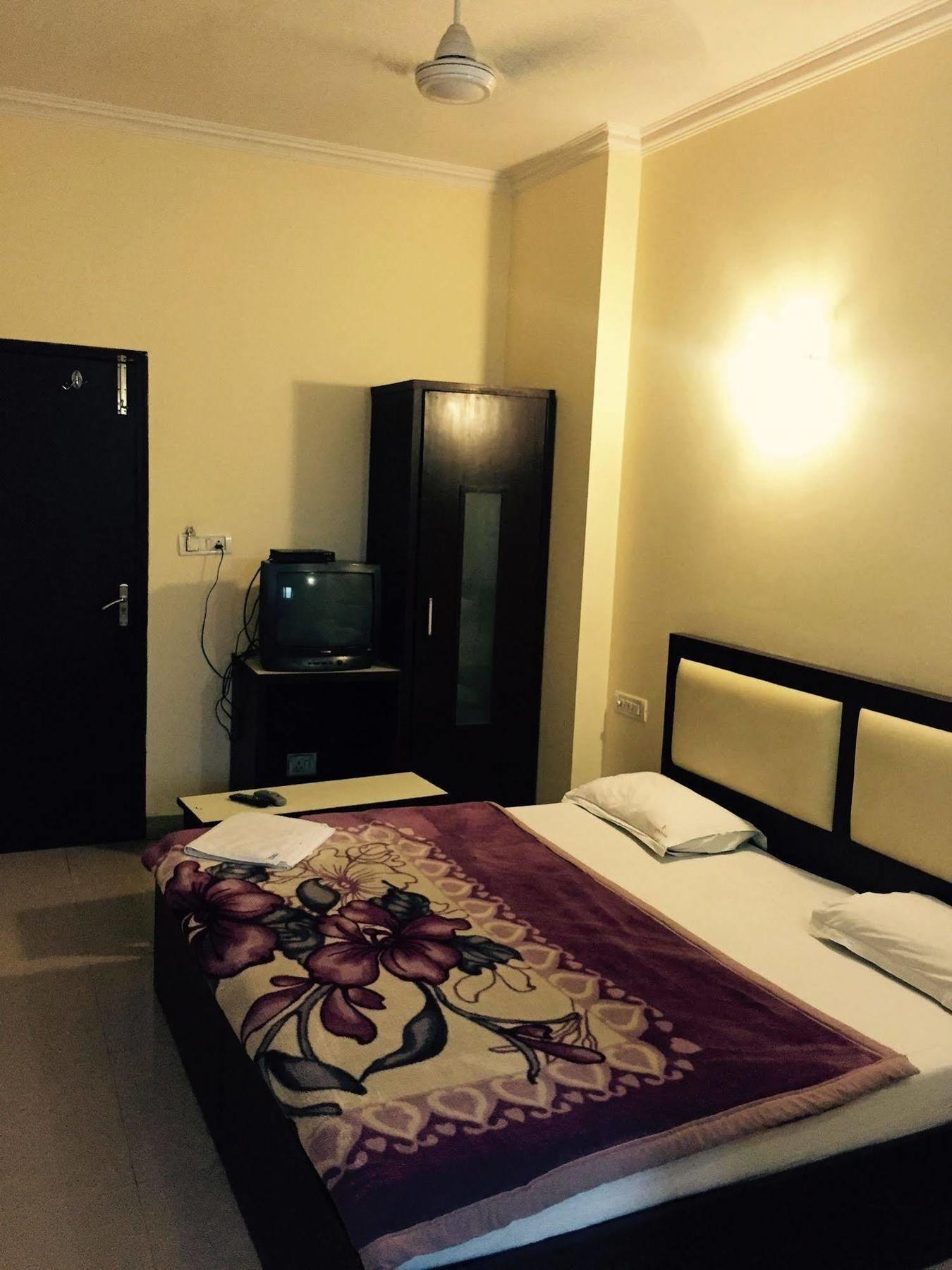 Vivek Hotel New Delhi Exterior photo