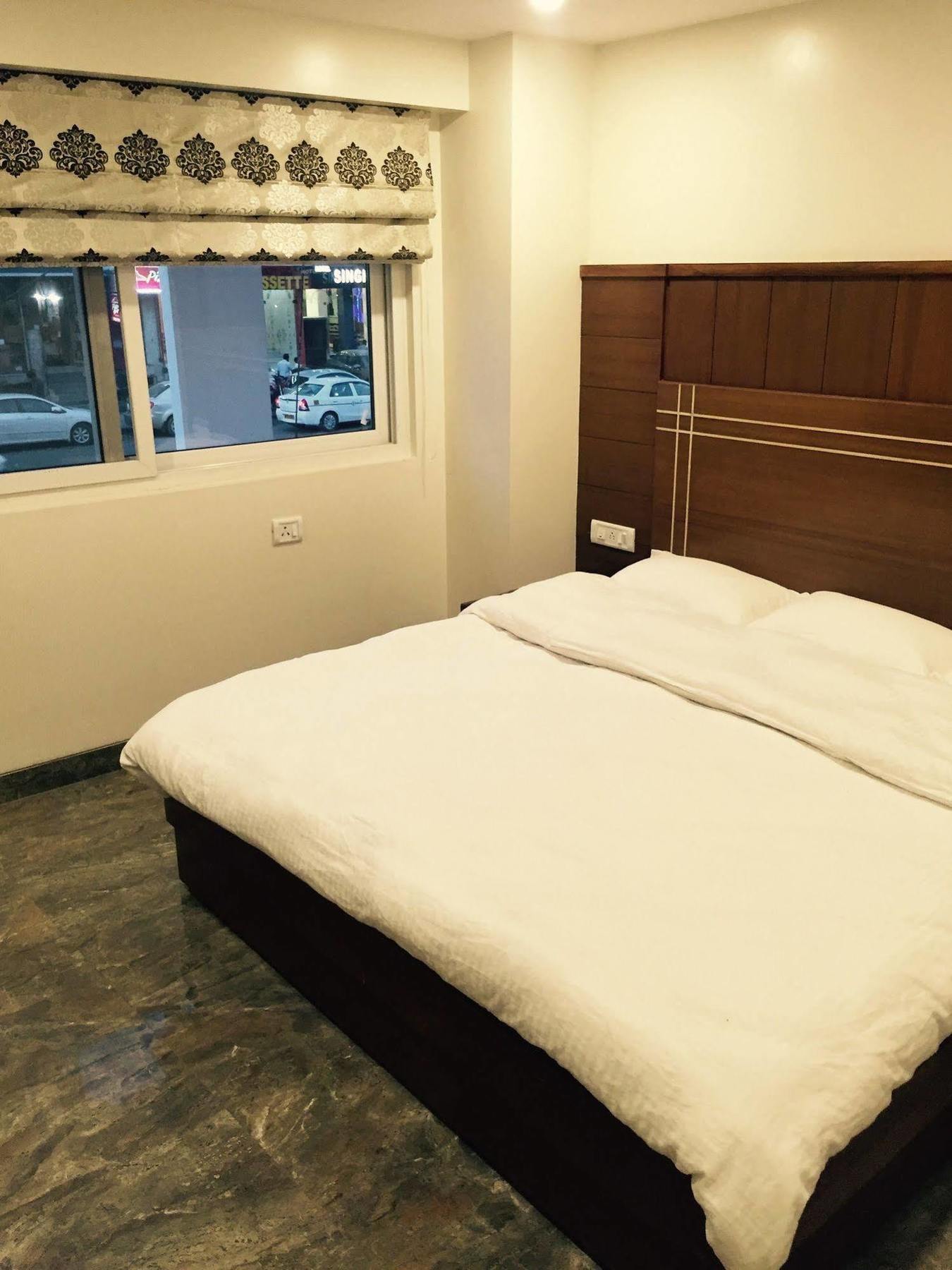Vivek Hotel New Delhi Exterior photo
